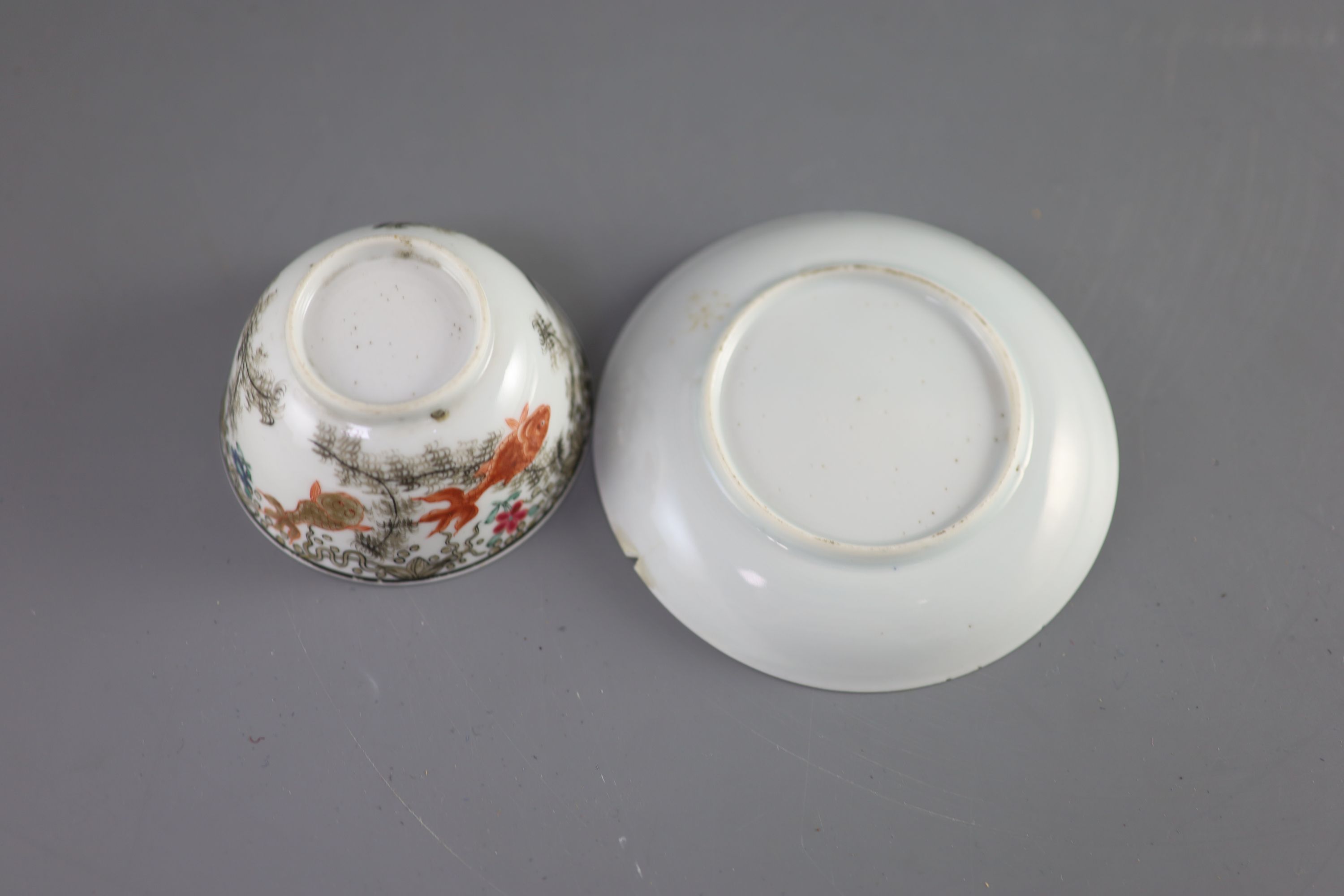 A Chinese Qianlong tea bowl decorated with goldfish, and an associated saucer, diameter 7.5cm and 10.5cm